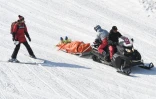 Le Canadien Christopher Delbosco évacué sur civière après une lourde chute en 8e de finale du skicross aux JO de Christopher Delbosco, le 21 février 2018