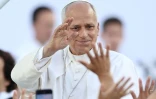 Le pape Léon XIV salue la foule à son arrivée au stade olympique Lluís Companys de Barcelone, pour assister à une veillée de prière, le 9 juin 2026 en Espagne
