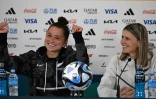 La joueuse Ali Riley (g) et la sélectionneuse des "kiwis" Jitka Klimkova lors d'une conférence de presse, le 19 juillet 2023 à Auckland, en Nouvelle-Zélande