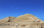 Des archéologues travaillent sur des peintures murales du site précolombien Chan Chan, le 16 juin 2018 au Pérou 