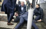 Un manifestant arrêté par la police durant une visite du président français Emmanuel Macron à l'université d'Amsterdam, le 12 avril 2023