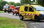 Une voiture de l'armée de l'Air et d'autres véhicules de secours sont stationnés à Colombey-les-Belles, dans l'est de la France, le 14 août 2024, à la suite d'un accident entre deux avions militaires Rafale.