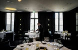 Un employé prépare les tables de la salle du restaurant "La Pyramide" à Vienne, le 20 mars 2025 en Isère