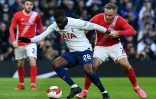 Le milieu de Tottenham Tanguy Ndombélé tente de se défaire du double marquage des défenseurs de Morecambe à Londres, le 9 janvier 2022 