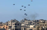 Largage aérien d'aide humanitaire au dessus de Nousseirat, dans le centre de la bande de Gaza, le 4 août 2025