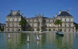 Des bateaux dans le grand bassin du jardin du Luxembourg devant le Sénat, le 17 août 2023 à Paris