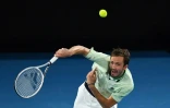 Daniil Medvedev au service face à Stefanos Tsitsipas à l'Open d'Australie à Melbourne, le 28 janvier 2022 