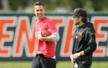 L'entraîneur de l'équipe de foot américain des San Francisco 49ers Kyle Shanahan (g) dirige une séance d'entraînement, le 31 janvier 2020 à Coral Gables en Floride
