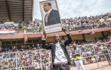 Un homme porte un portrait peint du Premier ministre éthiopien Abiy Ahmed lors d'un meeting à Jimma lors de la campagne électorale, le 16 juin 2021