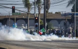 Fumigènes lancés par les forces de l'ordre lors d'une manifestation contre les expulsions massives de sans-papiers, le 7 juin 2025 à Los Angeles