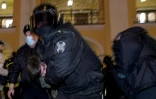 Un homme interpellé par la police anti-émeute à Saint-Pétersbourg lors d'une manifestation conre la guerre menée par la Russie contre l'Ukraine, le 2 mars 2022