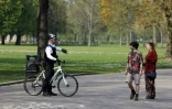 Un policier signifie à des passants la fermeture du Victoria Park, le 11 avril 2020 à Londres 