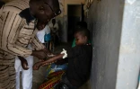 Une petite fille reçoit une injection pour soigner son paludisme dans un dispensaire de Ziniare, au Burkina Faso, le 20 août 2019