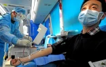 Un homme guéri du coronavirus donne son plasma à Lianyungang dans l'est de la Chine, le 16 février 2020