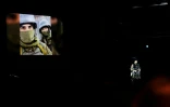 Un écran montre des militaires ukrainiens lors du concert du groupe ukrainien DakhaBrakha au Cabaret Sauvage à Paris, le 22 janvier 2025