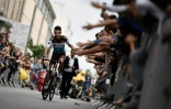 Le coureur de l'AG2R Romain Bardet en communion avec le public du Tour de France à La Roche-sur-Yon, le 5 juillet 2018