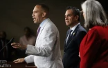 Le chef de la minorité démocrate à la Chambre américaine des représentants, Hakeem Jeffries (à gauche), aux côtés des élus démocrates Pete Aguilar et Katherine Clark, lors d'un point presse au Capitole de Washington, le 23 juillet 2025