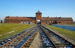 Le chemin de fer entrant dans l'ancien camp d'extermination d'Auschwitz, à Oswiecim en Pologne, le 5 décembre 2019