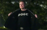 Elon Musk montre son t-shirt "Doge" à son arrivée à la Maison Blanche, à Washington, le 9 mars 2025