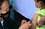 Une infirmière vaccine un enfant contre la rougeole lors d'une campagne de vaccination à Mexico, le 17 septembre 2025