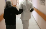 Une femme atteinte de la maladie d'Alzheimer le 21 septembre 2005 dans un hôpital parisien 