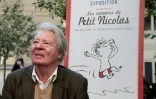 Le dessinateur français Jean-Jacques Sempé devant une affiche d'une exposition consacrée au "Petit Nicolas", le 18 juin 2014 à Paris