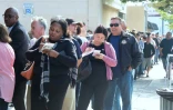 File d'attente pour acheter un ticket pour le Mega Millions devant une épicerie de Hawthorne, en Californie, le 23 octobre 2018