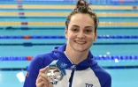 Béryl Gastaldello avec la médaille d'argent du 100 m des championnats d'Europe en petit bassin, le 6 décembre 2019 à Glasgow