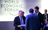 L'envoyé spécial américain Steve Witkoff (g), le secrétaire d'État américain Marco Rubio (c) et  Jared Kushner au Forum économique mondial (FEM) à Davos, le 22 janvier 2026 en Suisse