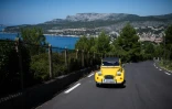Un prototype de 2CV équipée d'un moteur électrique conçu dans les ateliers du Mehari Club de Cassis, près de Marseille, le 9 juillet 2020