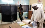 Des électeurs dans un bureau de vote du quartier de Ngor, à Dakar , le 31 juillet 2022