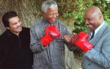 Le boxeur panaméen Roberto Duran (g), le président sud-africain Nelson Mandela (c) et l'ex-boxeur américain Marvin Hagler au Cap (Afrique du Sud), le 12 novembre 1997