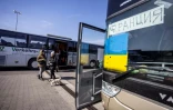 Un drapeau ukrainien et un panneau "France" sur un bus pour les réfugiés d'Ukraine, à Przemysl, dans le sud-est de la Pologne, le 20 mars 2022
