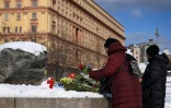 Des personnes déposent des fleurs en hommage à l'opposant russe Alexaï Navalny, mort en prison, le 20 février 2024 à la pierre de Solovetsky, à Moscou, près du siège du FSB