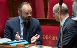 Le Premier ministre Edouard Philippe parle avec le ministre de l'Education nationale Jean-Michel Blanquer le 21 avril 2020 à l'Assemblée nationale à Paris