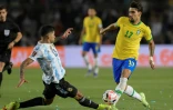 Le Brésilien Lucas Paqueta (à droite) et l'Argentin Cristian Romero, pendant le match de qualification pour le Mondial-2022, le 16 novembre 2021 à San Juan