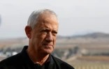 Le chef du parti israélien Union nationale (centre droit), Benny Gantz, s'adresse aux journalistes lors d'une visite dans une zone située en face des territoires syriens, dans les hauteurs du Golan annexées par Israël, le 8 décembre 2024