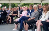 la reine du Danemark Margrethe II (g) et le vice-chancelier allemand Robert Habeck (2e g) assistent à l'inauguration du nouveau musée consacré aux exilés, le 25 juin 2022 à Oksbøl, au Danemark