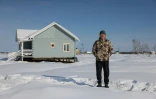 Innokenti Posselski, lors d'une interview avec l'AFP, devant sa maison dans le bourg de de Tchouraptcha, à environ 135 kilomètres de Iakoutsk, en Sibérie orientale, le 29 mars 2025