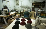 Fabrication de kippas dans un atelier du camp de réfugiés palestiniens de Chati, dans la bande de Gaza, le 8 mars 2017
