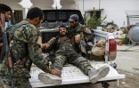 Un membre combattant des Forces démocratiques syriennes (FDS) soutenues par Washington blessé sur la ligne de front est des combats contre les jihadistes du groupe Etat islamique (EI) à Raqa, le 8 octobre 2017
