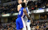 L?ailier fort lituanien des Indiana Pacers Domantas Sabonis marque un spectaculaire "poster dunk" (dunk au-dessus d?un adversaire) sur Norvel Pelle des Philadelphia 76ers le 31 décembre 2019 à Indianapolis, en NBA