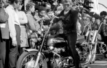 Johnny Hallyday sur une Norton, à la Foire aux Puces de Paris lors du tournage du film "A tout casser", en octobre 1967