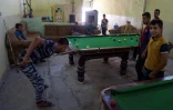 Des Irakiens jouent au billard dans un lieu de Mossoul ouest, le 12 juillet 2017