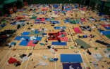 Un gymnase est utilisé comme dortoir par les manifestants retranchés dans l'université polytechnique de Hong Kong, le 10 novembre 2019