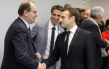 Emmanuel Macron (d) serre la main à Jean Castex (g), délégué interministériel aux Jeux olympiques, sous les yeux de Tony Estanguet, président du Cojo, le 9 janvier 2019 à Créteil