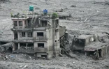 Un bâtiment endommagé submergé par la boue lors des crues soudaines à Trishuli, dans le district de Nuwakot, le 7 septembre 2026 au Népal