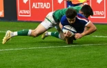 Le Français Romain Ntamack inscrit un essai contre l'Irlande, lors du Tournoi des six nations, le 31 octobre 2020 au Stade de France
