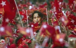 Des partisans de Aung San Suu Kyi lèvent des affiches à son image lors d'un discours de campagne de cette dernière le 1er novembre 2015 à Myanmar en Birmanie