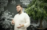L'Allemand Stephan Hoffmann, directeur de la chambre de commerce Europe-Bélarus très implanté dans la tech, lors d'une interview avec l'AFP à Minsk, le 27 janvier 2025 au Bélarus